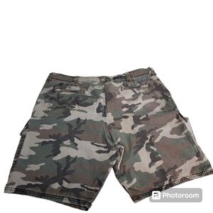 Mens Wrangler camouflage cargo shorts,sz 40